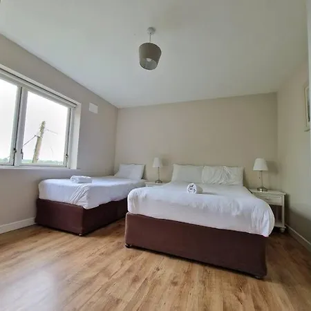 Large Three Bed With Lough Atalia Views Apartament *