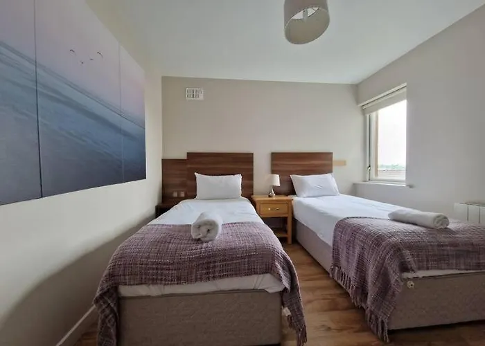 Large Three Bed With Lough Atalia Views Apartament *