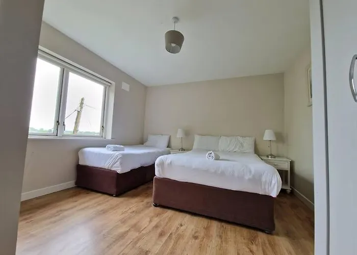 Large Three Bed With Lough Atalia Views Appartement *